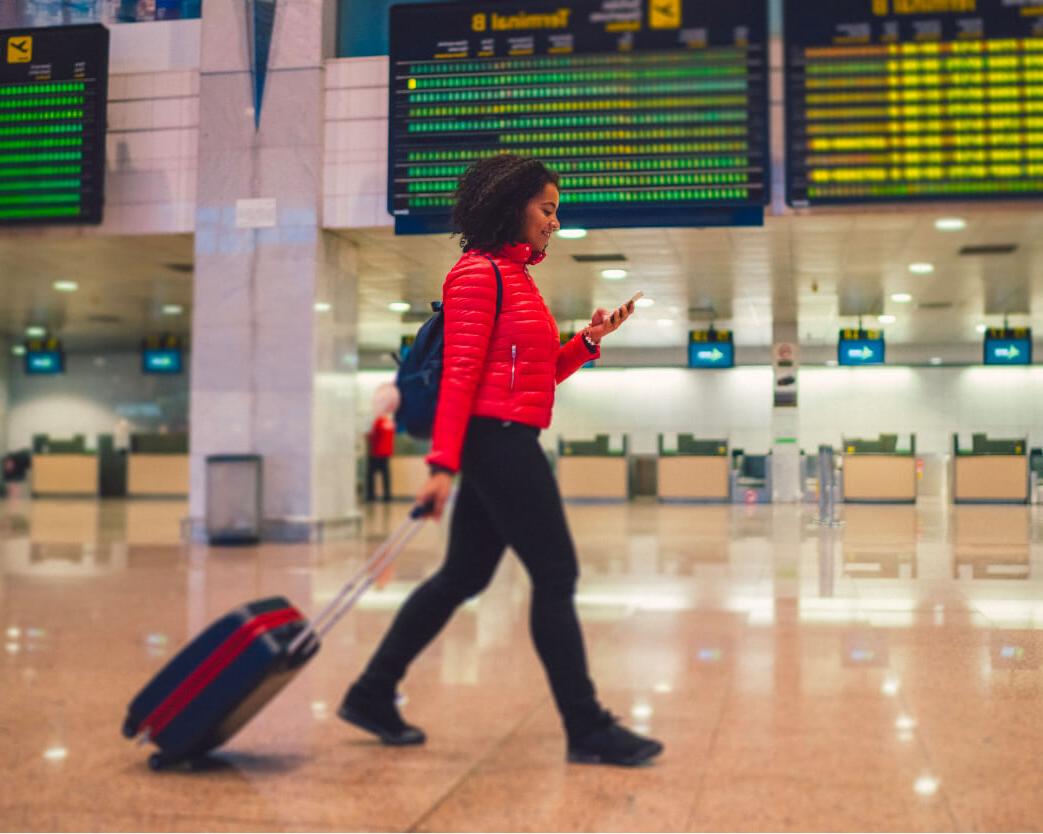 带着公文包和手机在机场的学生